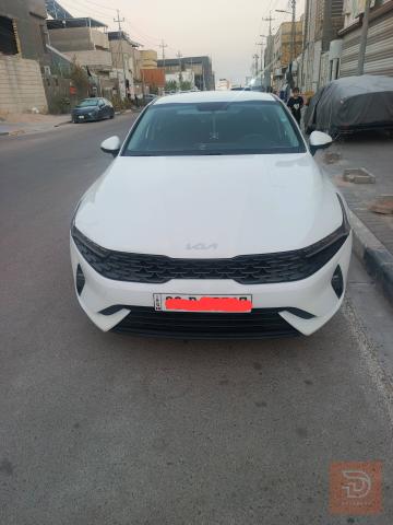 كيا K5 لون ابيض