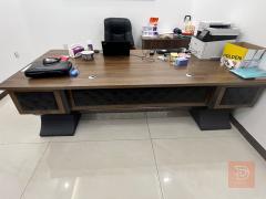 ميز مكتبي كبير 260*120 للبيع في بغداد