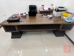 ميز مكتبي رئاسي قياس 260*120 مستعمل للبيع في بغداد