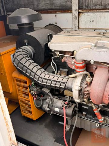 مولدة بيركنز 100 KVA كاتم صوت مستعمل للبيع في ميسان