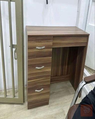 ميز مكتبي خشب MDF جوزي مستعمل للبيع في بغداد