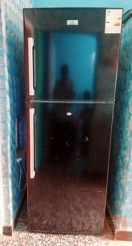 ثلاجة نظيفة جداً بحجم كبير ٢٠ قدم للبيع في عموم العراق