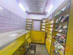 ميز صيانة وعارضة جدارية وفاترينات مستعمل للبيع في بغداد
