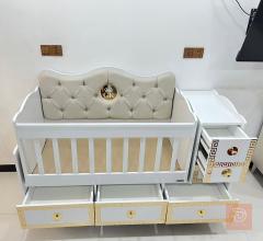 سرير أطفال ملكي هزاز أبيض وذهبي للبيع في بغداد