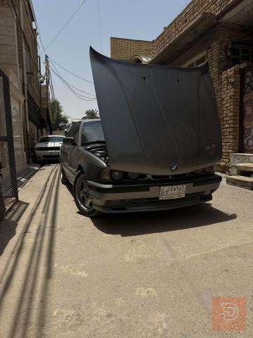 سيارة مجهزة بكت M وسمعات بلاد