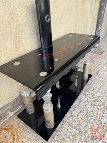 ميز تلفزيون زجاج نظيف مستعمل للبيع في ميسان